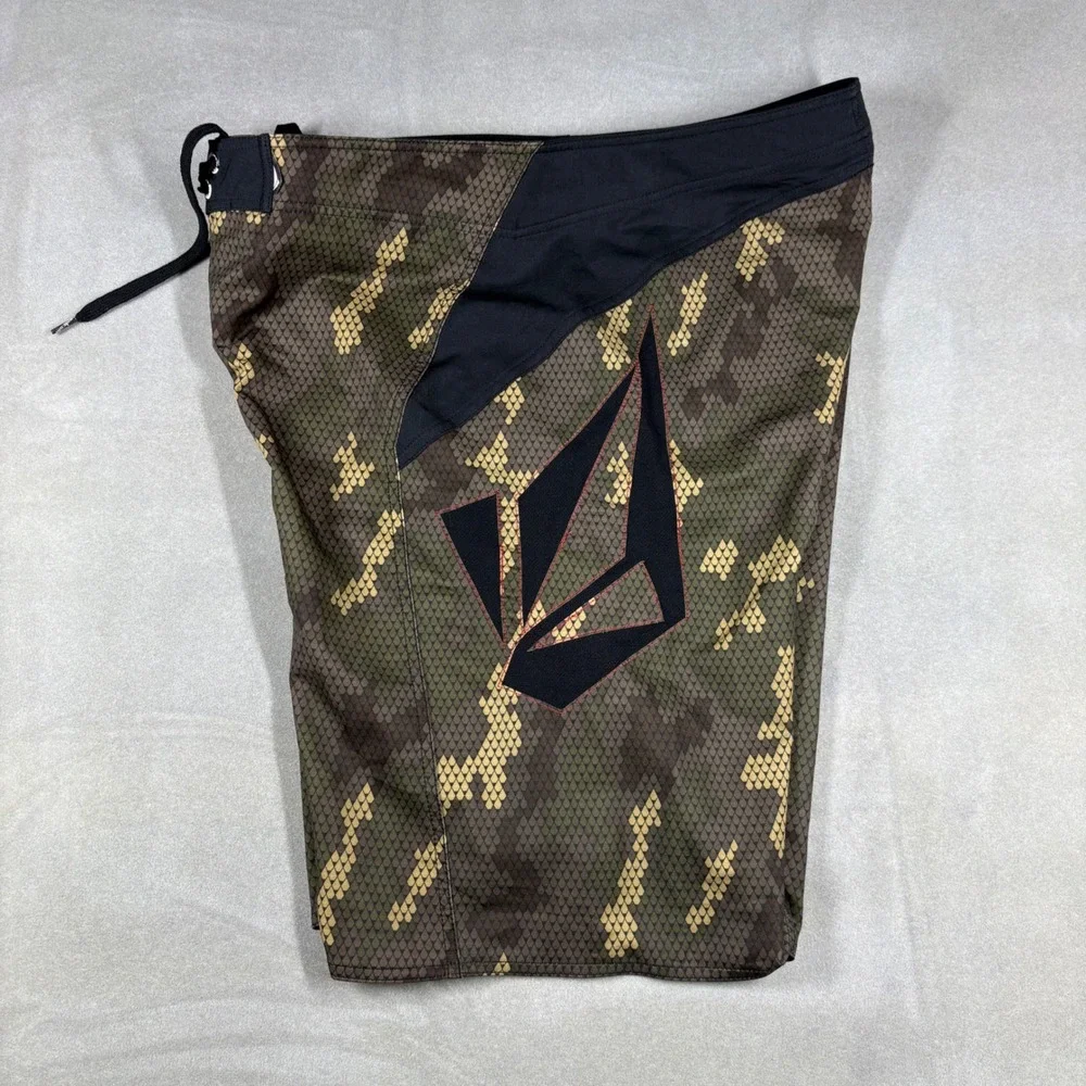 Volcom Bruce Irons Camo Board Shorts Mens 38 Green Brown Digital Camouflage Swim